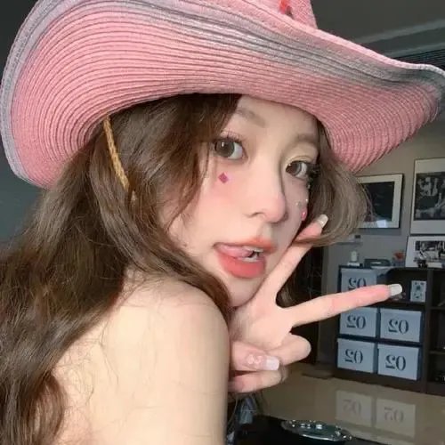 穿黄睡衣的女孩